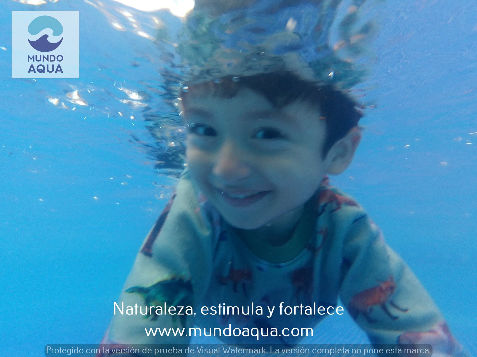 Bebé nadando hacia el instructor MundoAqua en Merida Yucatan Mexico